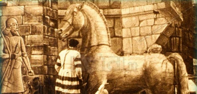 image du film "La chute de Troie" de Giovanni Pastrone représentant le cheval de troie