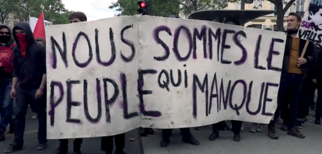 Manifestants tenant une pancarte avec le slogan : « Nous sommes le peuple qui manque » CC : Taranis News/Gaspard Glanz