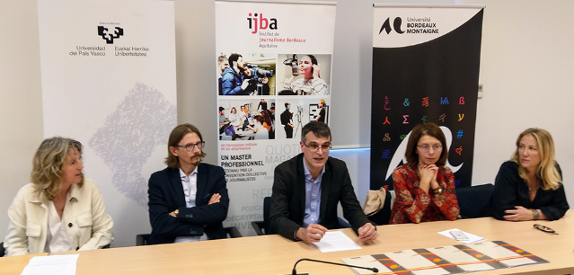 5 personnes assises devant une table. Derrière eux 3 kakemonos des institution suivantes : Université du Pays Basque, IJBA, Université Bordeaux Montaigne