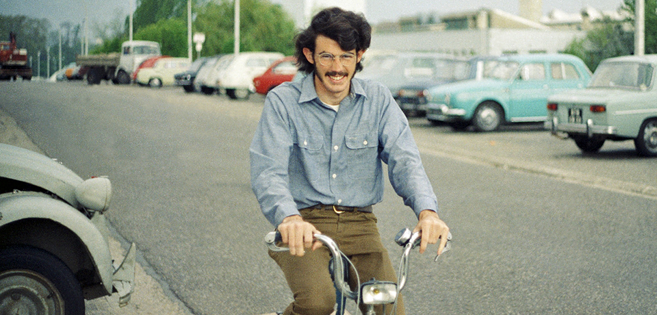 1971 Steve Owen parcours le campus bordelais sur son solex