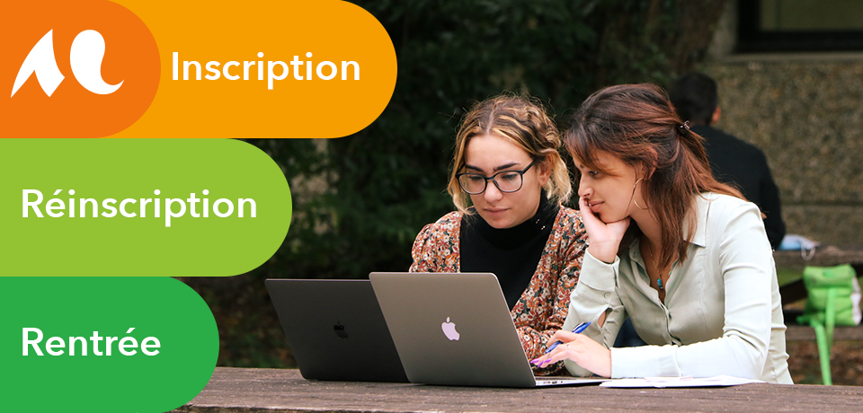 2 &eacute;tudiantes travaillant sur leurs ordinateurs.