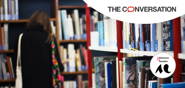 Bibliothèque et logo du média The Conversation