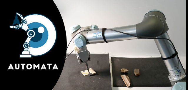 Un robot saisit une pi&egrave;ce arch&eacute;ologique