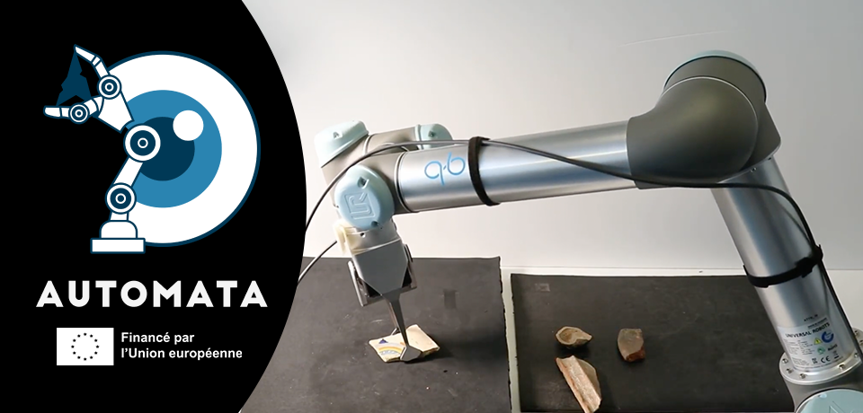 Un robot saisit une pi&egrave;ce arch&eacute;ologique