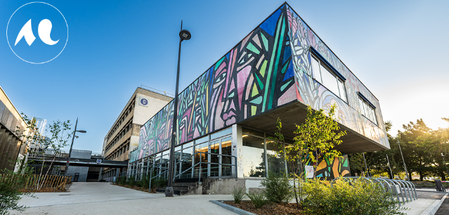 Gros plan sur la Maison des étudiants et sa fresque murale colorée, oeuvre du muraliste Mono Gonzalez