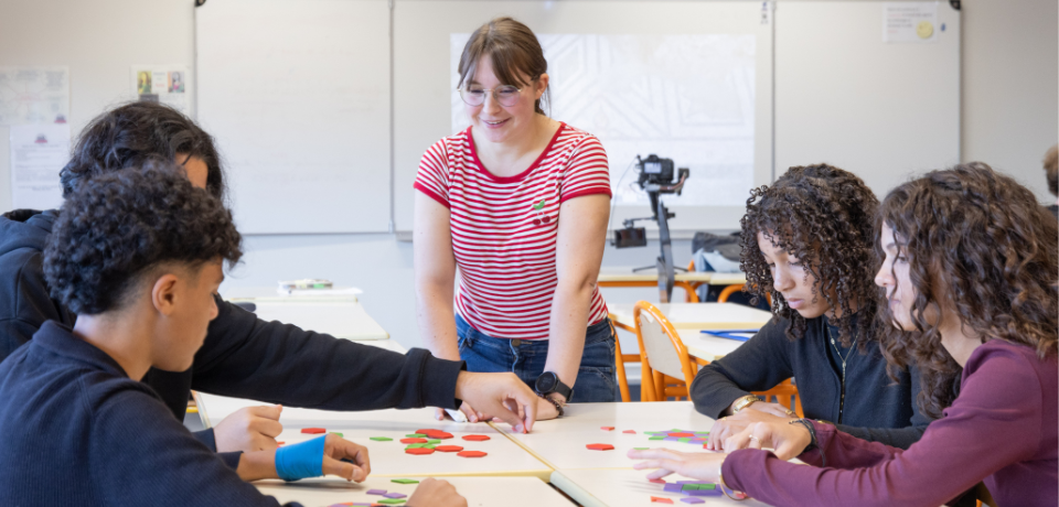 chercheure dans une classe 