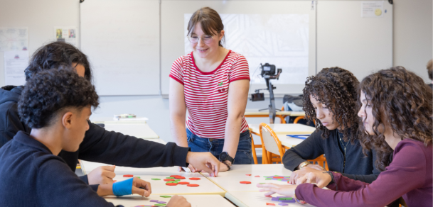 chercheure dans une classe 