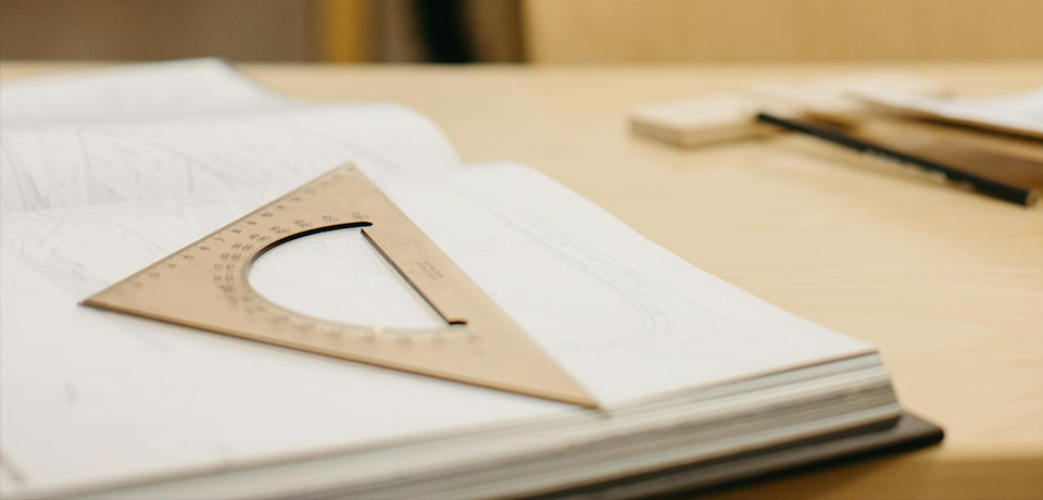 équerre sur un cahier de cours