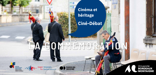 Sur l'image, deux hommes qui tiennent des drapeaux et un homme assis sur une chaise jouant d'un instrument de musique à l'extérieur, dans une rue près d'un immeuble blanc avec des fenêtres en bois. 