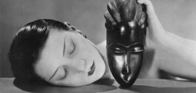 Extrait de la photo de Man Ray intitulée Noire et blanche publiée en 1926 dans le magazine Vogue