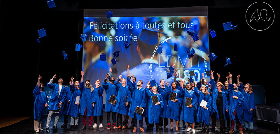 Les docteur·es célébrant leur diplôme en jetant leur mortier dans les airs. ©Gautier Dufau