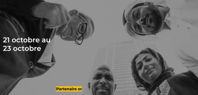 Vue en contreplongée d'un groupe de personnes en cercle regardant vers le sol 
