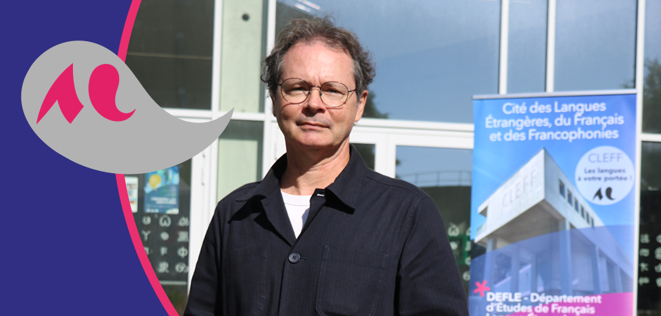Portrait de Joël devant l'entrée de la Cité des Langues