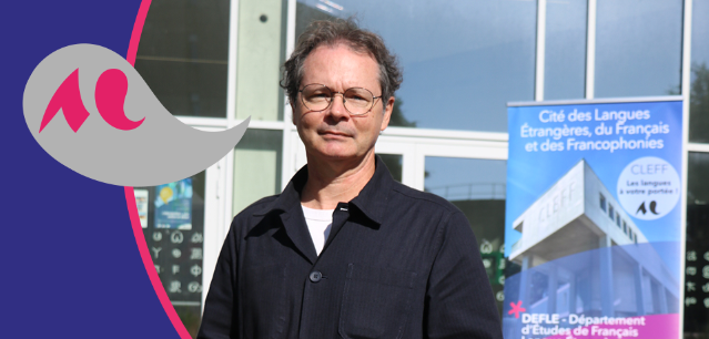 Portrait de Joël devant l'entrée de la Cité des Langues