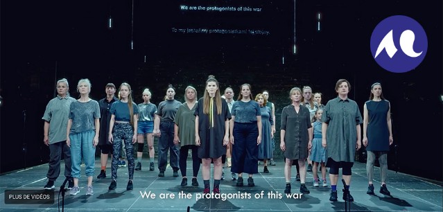 vue de plusieurs femmes se tenant debout sur une sc&egrave;ne