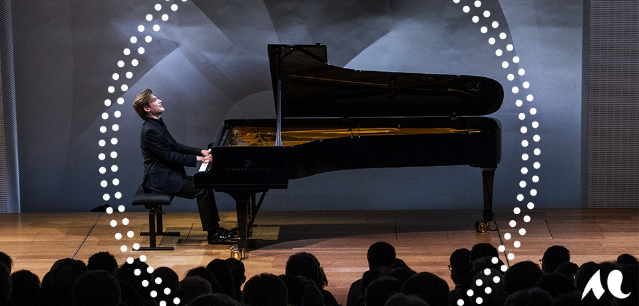 Simon B&uuml;rki jouant du piano