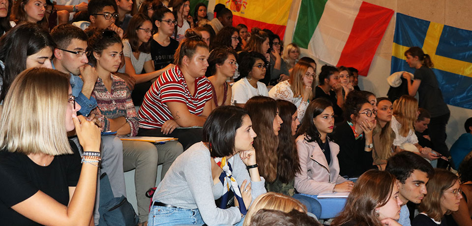 L’auditorium comble de la Maison des Étudiants