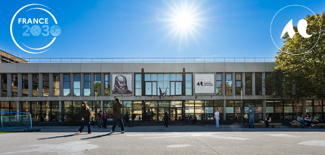 Parvis de l'université sous le soleil - © Gautier Dufau