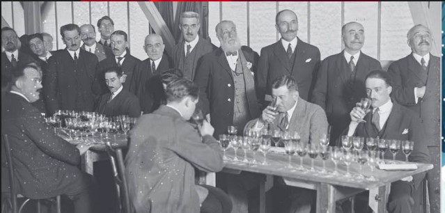des hommes en train de déguster des vins