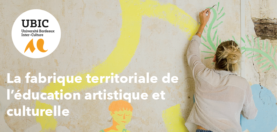 Jeune fille de dos créant une peinture murale.