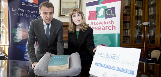 S.E. Mr Stéphane Crouzat, Ambassadeur de France en Irlande et Dr Eavan O’Brien, directrice adjointe du Conseil irlandais de la recherche (Irish Research Council) à la National Library of Ireland avec la première copie du roman Ulysses, publié en 1922. Copyright Fennell Photography
