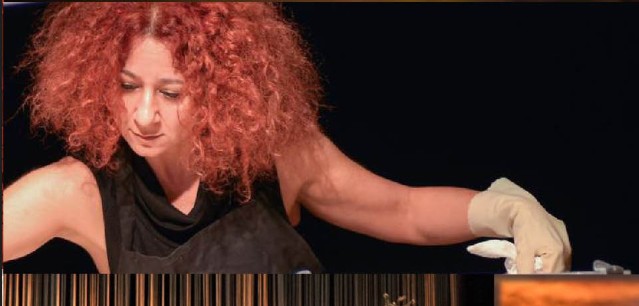 jeune femme aux cheveux rouges
