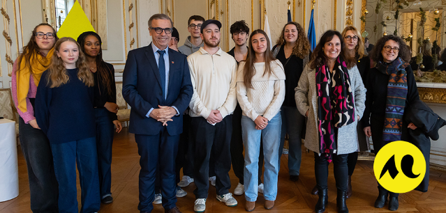 Photo de groupe montrant la promotion des étudiants de LEA Anglais-Basque-Espagnol en compagnie de Pierre Hurmic et des responsables de la formation