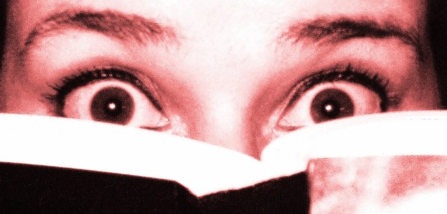 visage derrière livre ouvert
