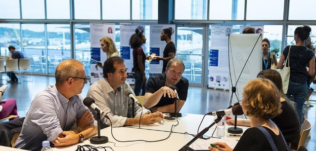 Frédéric Boutoulle et Philippe Moretto, vice-présidents Recherche de l'Université Bordeaux Montaigne et Université de Bordeaux et Raphaël Dupin, directeur de Cap Sciences au micro de Radio Campus - Nuit des chercheurs 2018 - photographie réalisée par Gautier Dufau - GDPhotosBordeaux | Université de Bordeaux