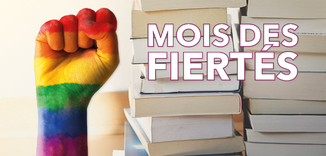 Mois des fiertés - poing avec les couleurs de l'arc-en-ciel et piles de livres