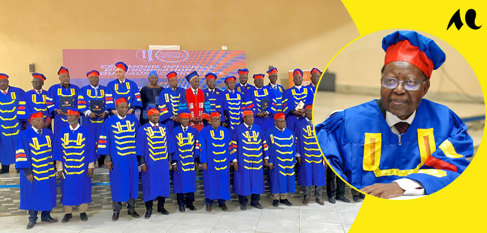 Photo de groupe des membres de l'Acad&eacute;mie Congolaise des Sciences, habill&eacute;s en toges bleu roi, jaune et rouge. Une autre photo montre Musanji Ngalasso-Mwatha en gros plan