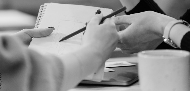 Deux femmes en train de travailler ensemble