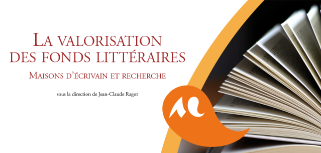 Couverture du livre jouxtant une photographie d'un livre ouvert.