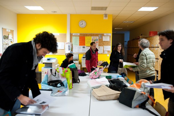 Enseignants en salle des professeurs