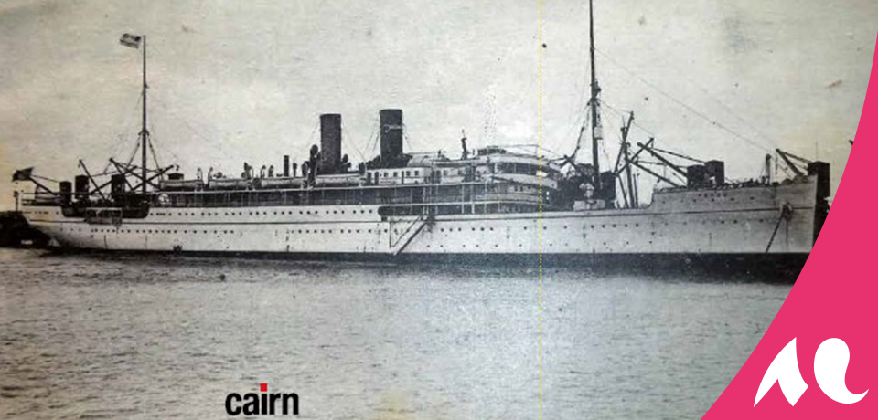 Photographie d'un bateau en noir et blanc.