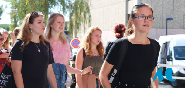 étudiantes sur le parvis de Bordeaux Montaigne