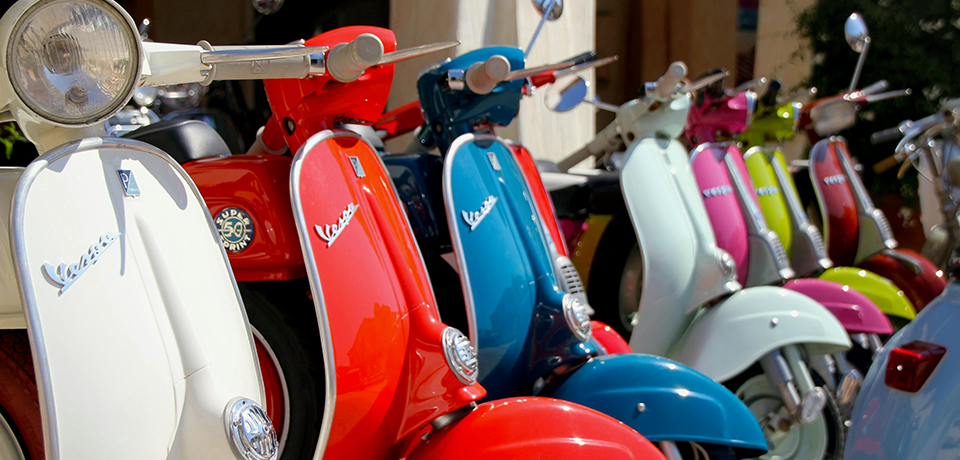 Plusieurs Vespas sont alignés en ville