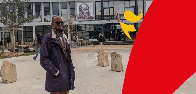 Etudiant posant devant l'université Bordeaux Montaigne