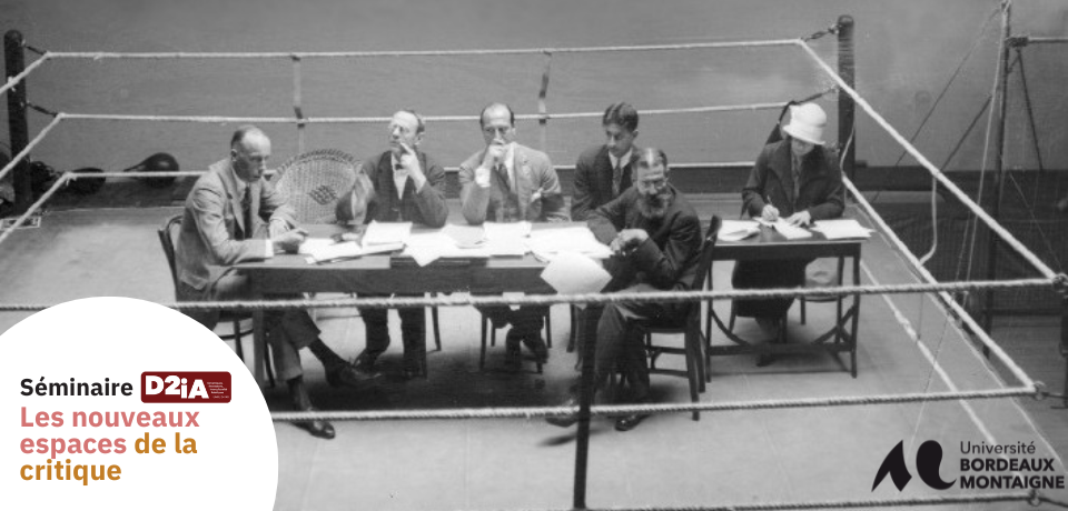 Image en noir et blanc avec cinq hommes assis autours d'une table rectangulaire. Il y aussi une femme sur l'image, un peu à l'écart qui semble prendre des notes. 