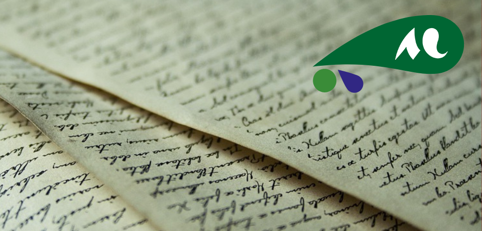 des feuilles avec une &eacute;criture manuscrite