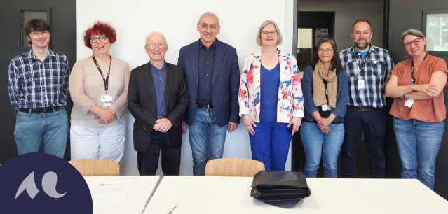 Signature de la convention de don/dépôt de la collection de la Société de Géographie de Bordeaux auprès du Service Commun de Documentation de l'université - De gauche à droite : Julien Baudry, Diolène Lachiver, Philippe Fournet, Frédéric Hoffmann, Karin Sion-Jenkis, Caroline Pham, Philippe Laymond et Delphine Coudrin