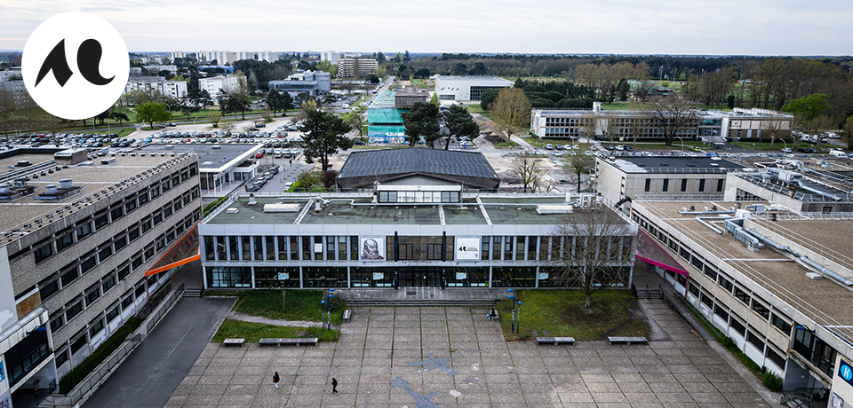 Vue drône de l'Université Bordeaux Montaigne sur le parvis, le bâtiment administration, la Maison des Arts et leurs abords - Photo @Gautier Dufau