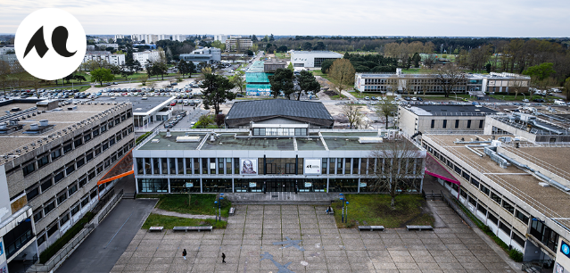 Vue drône de l'Université Bordeaux Montaigne sur le parvis, le bâtiment administration, la Maison des Arts et leurs abords - Photo @Gautier Dufau