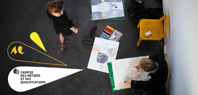 Étudiant réalisant une peinture.