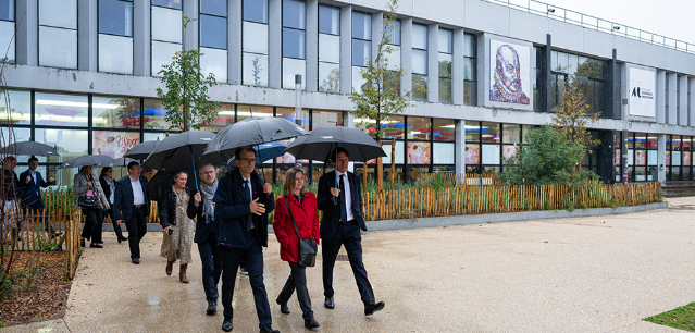 Vue sur les arbres du campus, un arc en ciel et les partenaires du projet - Photo ©Gautier Dufau