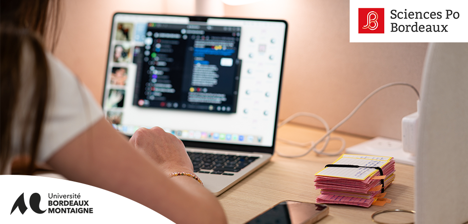 une &eacute;tudiante travaille sur son ordinateur portable