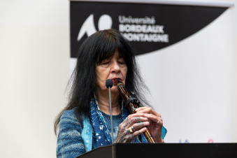 Joy Harjo joue de la flûte.png