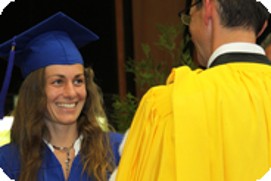 Remise de diplome à une doctorante