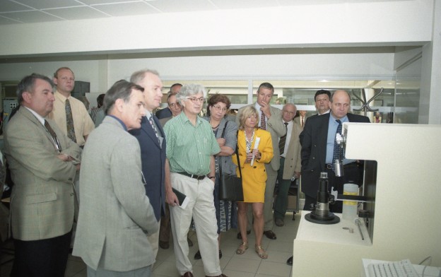 Inauguration de l'Institut EGID (Environnement, Eau, Géo-Ingénierie, Imagerie et Développement). Groupe autour d'une machine, dont Daniel GARREC (chemise verte), Sylvie GUILLAUME (tailleur jaune), Frédéric DUTHEIL (à droite, veste noire).