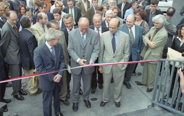 Inauguration de l'IUT Michel de Montaigne (aujourd'hui Bordeaux Montaigne), place Renaudel à Bordeaux. Coupe du ruban. Au premier rang, de gauche à droite :  Christian FRÉMONT, Jacques RESPAUD (costume kaki), Alain ROUSSET, Alain JUPPÉ, Frédéric DUTHEIL, Daniel GARREC (chemise gris foncé).